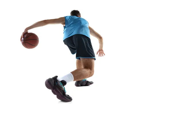 Rückansicht des professionellen Basketballspielers in blauer Sportuniform Training isoliert auf weißem Studiohintergrund. — Stockfoto