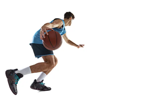 파란색 스포츠 유니폼을 입고 화이트 스튜디오 배경에 고립된 공 훈련을 받고 있는 한 프로 농구 선수. — 스톡 사진