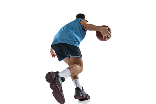 Vista posterior de jugador de baloncesto profesional en uniforme deportivo azul entrenamiento aislado en fondo blanco estudio. — Foto de Stock