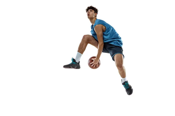 Een professionele basketbalspeler in blauw sportuniform training met bal geïsoleerd op witte studio achtergrond. — Stockfoto