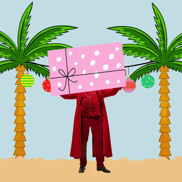 Стильный современный Санта-Клаус с огромной подарочной коробкой приветствует Рождество на необитаемом острове. Тропический климат, зимние каникулы. Коллаж современного искусства. — стоковое фото