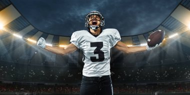 Stadyumdaki genç Amerikan futbolcusu hareket halinde. Aksiyon, aktivite, spor hayatı konsepti. İlan ve tasarım broşürü.