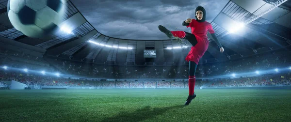 Jogador De Futebol Ou Futebol Em Ação No Estádio Com Lanternas Chutando  Bola Para Ganhar Um ângulo Largo Imagem de Stock - Imagem de africano,  lanternas: 177366365