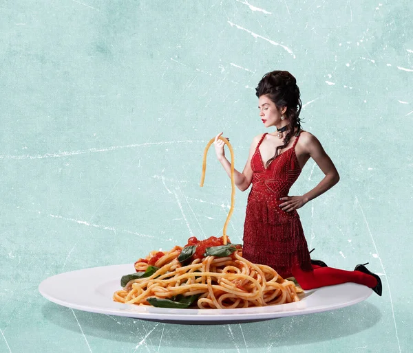 Colagem de arte contemporânea de mulher maravilhosa degustating delicioso macarrão italiano isolado sobre fundo de hortelã — Fotografia de Stock