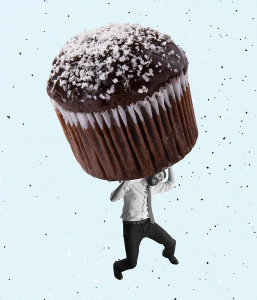 Současné umění koláž muže drží velké těžké čokoládové muffin izolované přes bílé pozadí — Stock fotografie