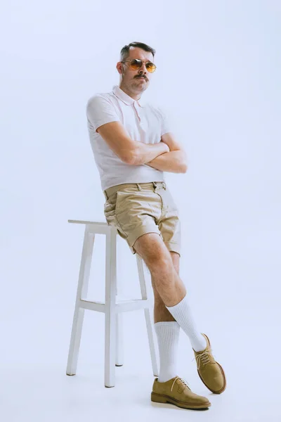 Porträt eines jungen Mannes, Hipster oder Dandy, Typ im Stil der 50er, 60er Jahre isoliert auf weißem Hintergrund. Retro-Vintage-Stil — Stockfoto