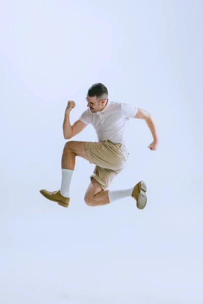 Portrait dynamique de jeune homme habillé dans les années 50, style années 60 sautant haut isolé sur fond blanc. Style vintage rétro — Photo