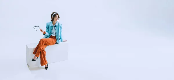 Листовка с молодой счастливой красивой женщиной в ретро стиле одежды, винтажный наряд 50-х, 60-х и 70-х годов изолированы на белом фоне — стоковое фото