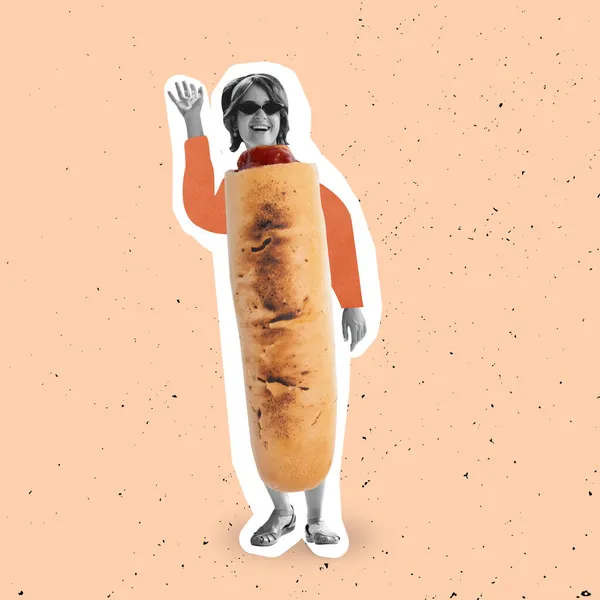 Collage de arte contemporáneo de la mujer sonriente en forma de hot-dog aislado sobre fondo de melocotón —  Fotos de Stock