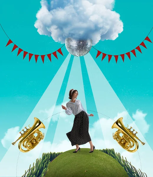 Kortárs művészet kollázs nő táncol diszkó labda az égen, és a zene trombiták elszigetelt kék háttér — Stock Fotó