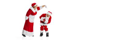 Yaşlı kadının Santa Clauss kostümlü yaşlı sakallı adama bağırdığı el ilanı beyaz arka planda izole edilmiş..