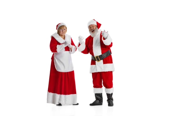 Emocjonalny starszy mężczyzna i kobieta, Święty Mikołaj i jego żona w tradycyjnym stroju izolowane na białym tle. Boże Narodzenie, Nowy Rok 2022 — Zdjęcie stockowe