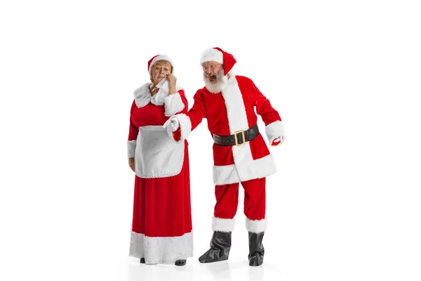 Porträt zweier Menschen, Mann im Weihnachtsmannkostüm und weinende Frau, Missis Claus isoliert auf weißem Hintergrund. — Stockfoto