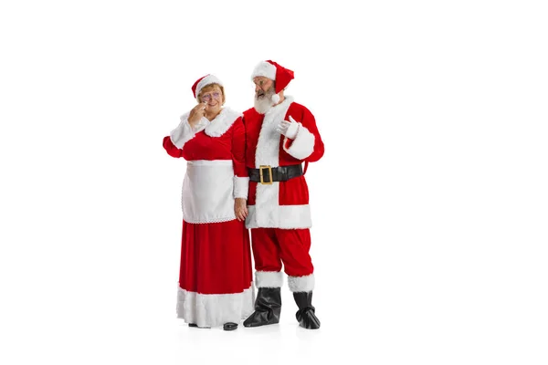 Portret van twee mensen, man in kerstman kostuum en huilende vrouw, juffrouw Claus geïsoleerd op witte achtergrond. — Stockfoto