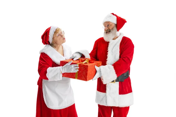 Boldog mosolygós öregember Mikulás jelmez és aranyos nő, Missis Claus ajándékdobozok elszigetelt fehér háttér. — Stock Fotó