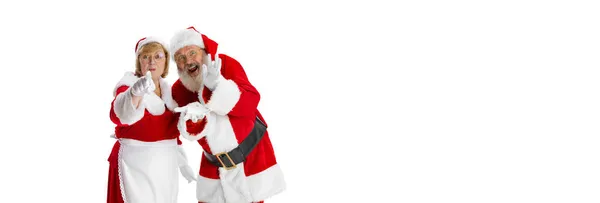 Szczęśliwy uśmiechnięty starzec w stroju Świętego Mikołaja i urocza kobieta, Missis Mikołaj z gratulacjami z Bożego Narodzenia izolowane na białym tle. — Zdjęcie stockowe