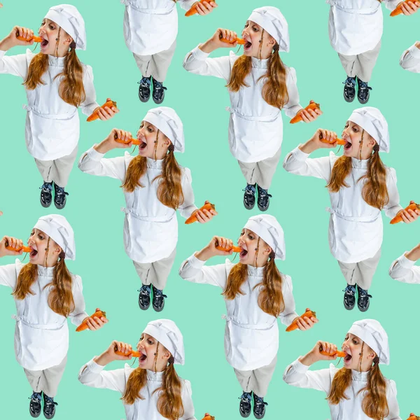 Padrão. Vista de alto ângulo de menina bonito pouco em branco cozinheiro uniforme e enorme chapéu de chefs comer cenouras isoladas no fundo do estúdio verde. — Fotografia de Stock
