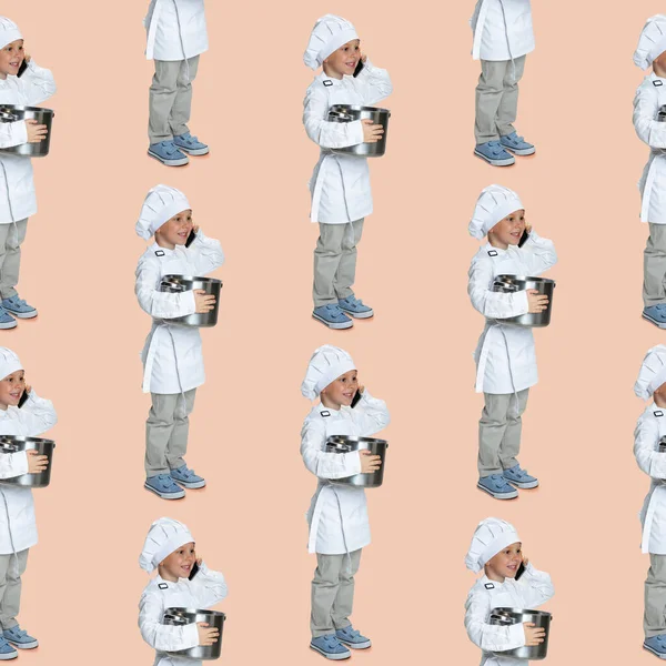 Sömlöst mönster med porträtt av liten glad pojke i vit kock uniform och stora kockar hatt talar på telefon isolerad på rosa studio bakgrund. — Stockfoto