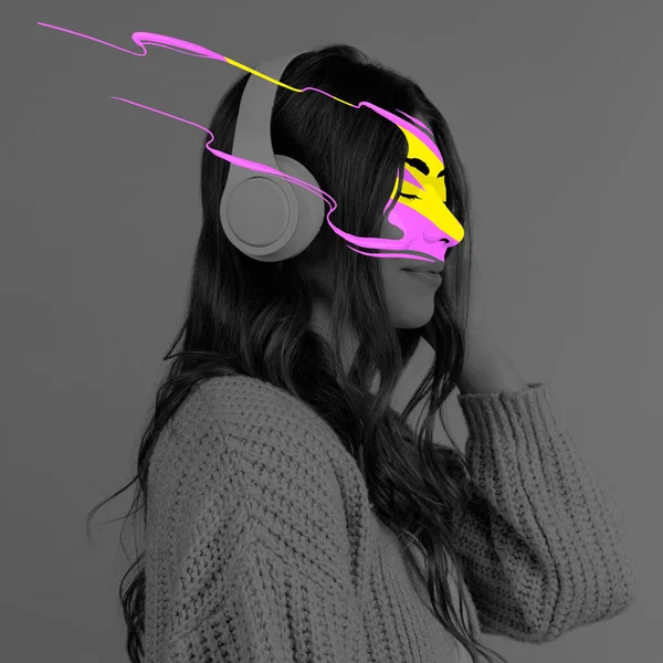 Ritratto concettuale di giovane ragazza eccitata con macchie colorate sul viso ascoltando musica. Concetto di idee, sogni, immaginazione — Foto Stock