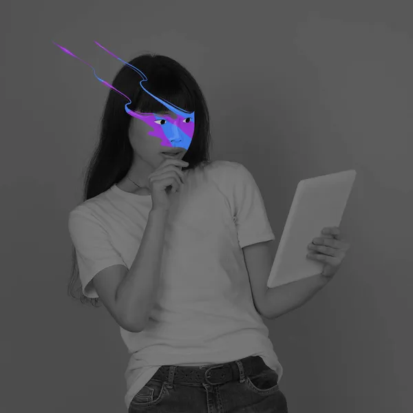 Ritratto in bianco e nero di giovane ragazza con macchie colorate luminose sul viso utilizzando il telefono. Concetto di salute mentale, sogni, immaginazione — Foto Stock
