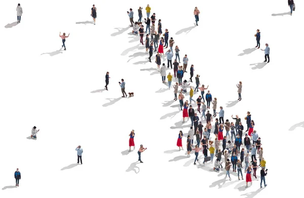 Vista aérea de la multitud de personas de pie en forma de flecha apuntando. Vista superior de hombres y mujeres aislados sobre fondo blanco —  Fotos de Stock