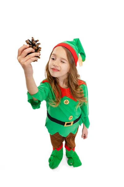 Felice sorridente bambina vestita come divertente gnomo o elfo posa isolato su sfondo bianco studio. Inverno, vacanza, concetto di Natale — Foto Stock