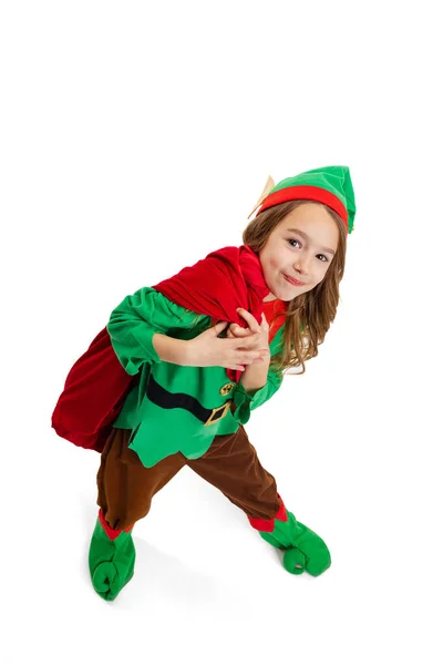 Щаслива усміхнена маленька дівчинка, одягнена як смішний гном або ельф, позує ізольовано на білому студійному фоні. Зима, свято, різдвяна концепція — стокове фото