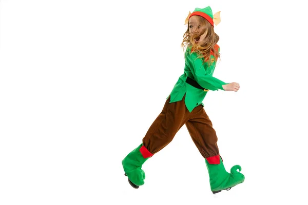 Felice sorridente bambina vestita come gnomo divertente o elfo correre isolato su sfondo bianco studio. Inverno, vacanza, concetto di Natale — Foto Stock