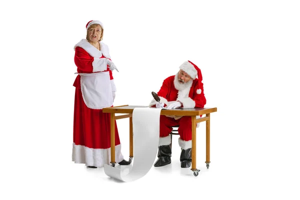 Emotionaler Weihnachtsmann und seine Frau, missis Claus gratuliert mit Neujahr und Weihnachten, schreibt einen Brief, Wunschliste — Stockfoto
