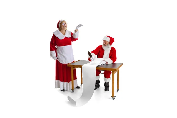 Emotionaler Weihnachtsmann und seine Frau, missis Claus gratuliert zu Neujahr und Weihnachten, schreibt einen Brief, Wunschliste — Stockfoto