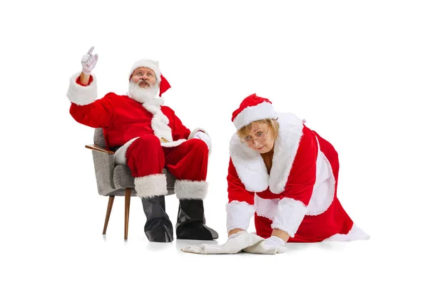 노인 과아름다운 중년 여성, 산타 클로스와 전통적 인 새해 코스튬을 입고 하얀 배경에 고립된 산타클로스. — 스톡 사진