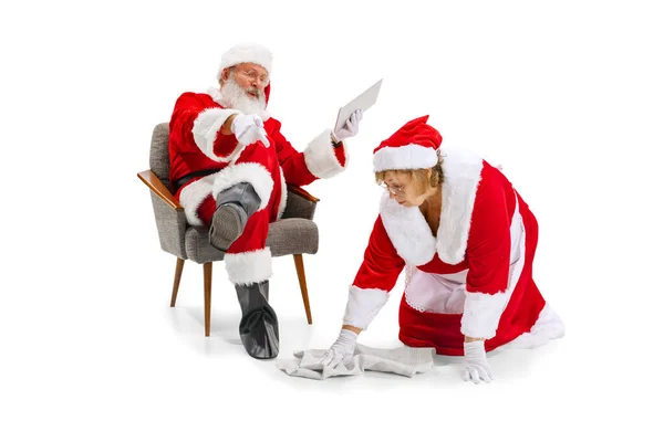Starszy mężczyzna i piękna kobieta w średnim wieku, Święty Mikołaj i Missis Mikołaj w tradycyjnym stroju noworocznym izolowane na białym tle. — Zdjęcie stockowe
