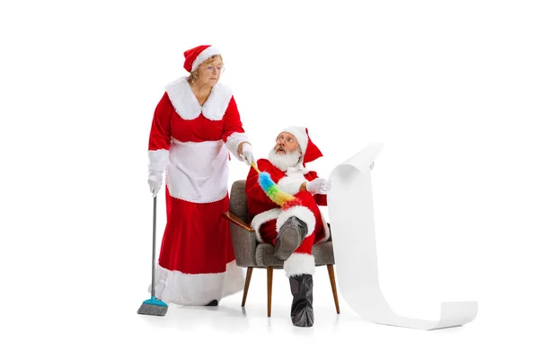 Senior man en mooie vrouw van middelbare leeftijd, Santa Claus en mevrouw Claus in traditionele Nieuwjaar kostuum geïsoleerd op witte achtergrond. — Stockfoto