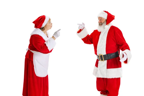 Emocjonalny Święty Mikołaj i jego żona, Missis Mikołaj gratuluje Nowego Roku i Bożego Narodzenia, pisząc list, listy życzeń — Zdjęcie stockowe