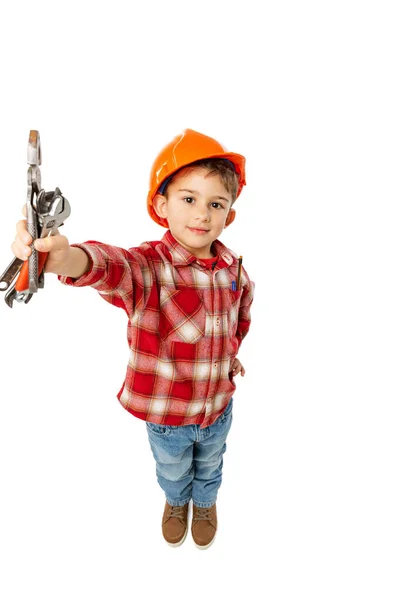 Vista de ángulo alto de niño divertido, niño en la imagen del constructor, arquitecto en casco protector naranja aislado sobre fondo blanco — Foto de Stock