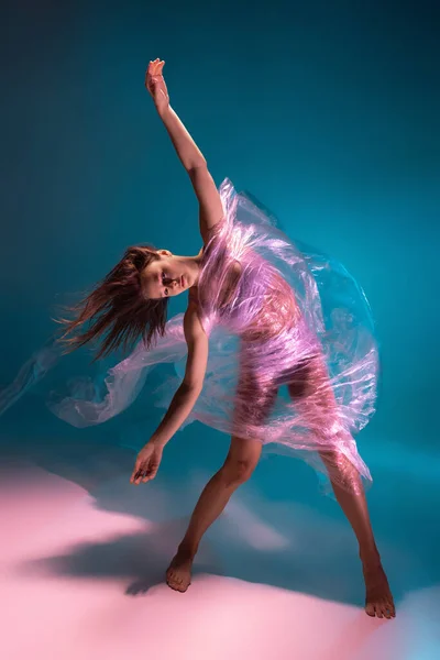 Występ solowy. Piękny elastyczny tancerz Contemp taniec z tkaniny izolowane na gradientowym niebieskim białym tle w świetle neonowym — Zdjęcie stockowe