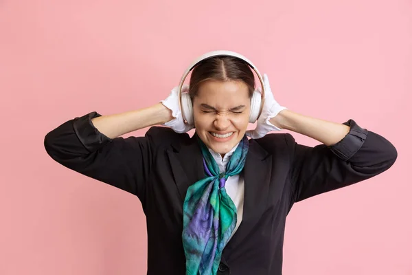 Κοντινό πλάνο όμορφη νεαρή φωνάζοντας γυναίκα αεροσυνοδός, αεροσυνοδός σε ακουστικά που απομονώνονται σε ροζ φόντο στούντιο. — Φωτογραφία Αρχείου