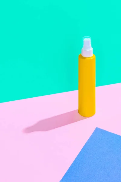 Botella de spray amarillo de primer plano para cosméticos, crema, loción sin logotipos aislados sobre fondo de color. — Foto de Stock