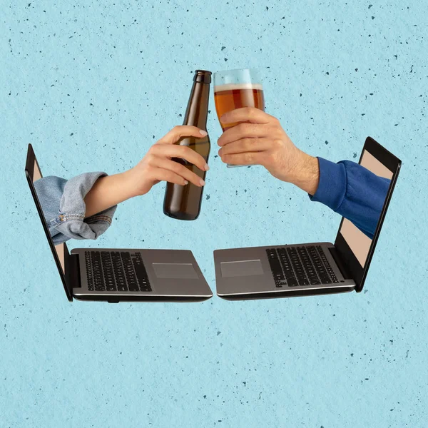 两只手伸出手提电脑屏幕，在蓝色的背景下相互隔离，互相碰碰啤酒瓶和酒杯 — 图库照片