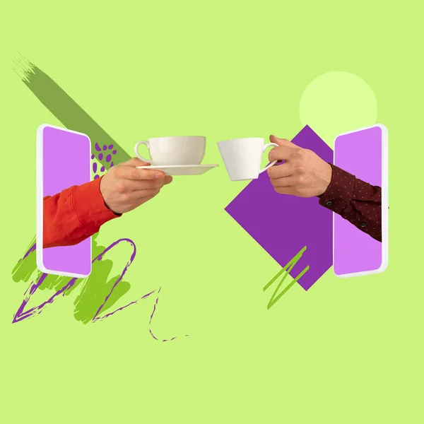 Hedendaagse kunst collage. Twee handen steken telefoon scherm en klinkende kopjes thee elkaar geïsoleerd over groene achtergrond — Stockfoto