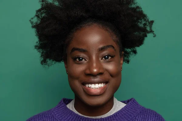 Close up dark skinned sorridente ragazza su sfondo studio verde scuro. Acconciatura afro. Concetto di emozioni, espressioni facciali — Foto Stock