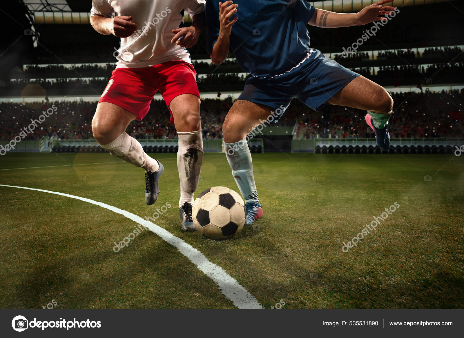 Dois jogadores de futebol masculino, bola driblando no estádio durante o  jogo de esporte no fundo do céu escuro. fotos, imagens de ©  vova130555@gmail.com #480717430