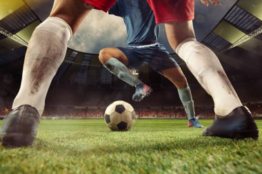 Yakından erkek futbol, futbol oyuncularının bacakları stadyumda futbol topuyla maç sırasında. Spor konsepti