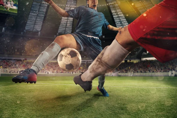 Sportliche Männer, männliche Fußballspieler, Fußballspieler, die im Stadion Fußball spielen, während eines Sportspiels im überfüllten Stadion. Sportkonzept — Stockfoto