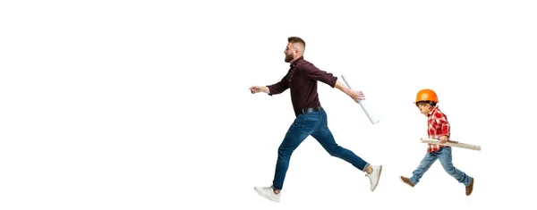 Jeune homme barbu, constructeur, designer avec équipement professionnel parlant avec petit enfant, fils isolé sur fond blanc. — Photo