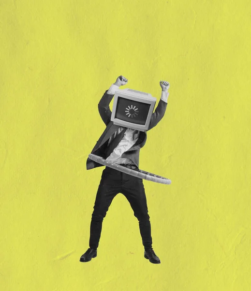 Collage de arte contemporáneo del hombre en un traje con cabeza de computadora retro envoltura de torsión aislado sobre fondo amarillo —  Fotos de Stock