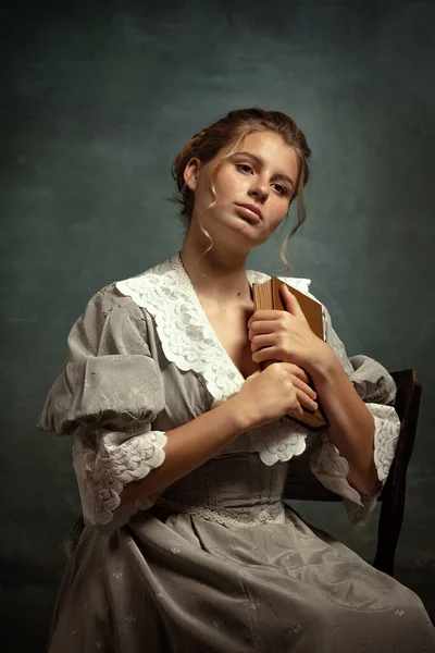 Retrato vintage de joven hermosa chica en vestido gris de estilo medieval aislado sobre fondo oscuro. Comparación de conceptos de épocas, estilo flamenco. —  Fotos de Stock