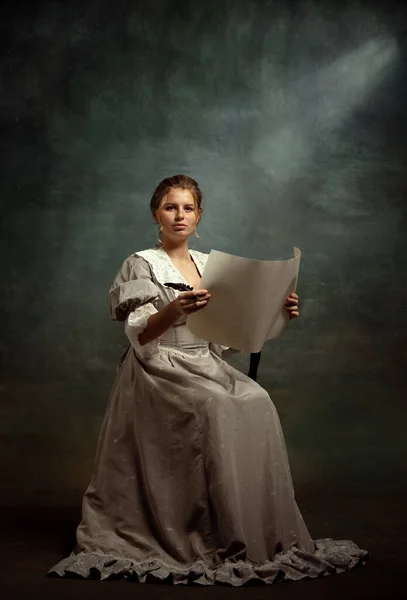 Retrato vintage de menina bonita jovem em vestido cinza de estilo medieval isolado no fundo escuro. Comparação de conceitos eras, estilo flamengo. — Fotografia de Stock