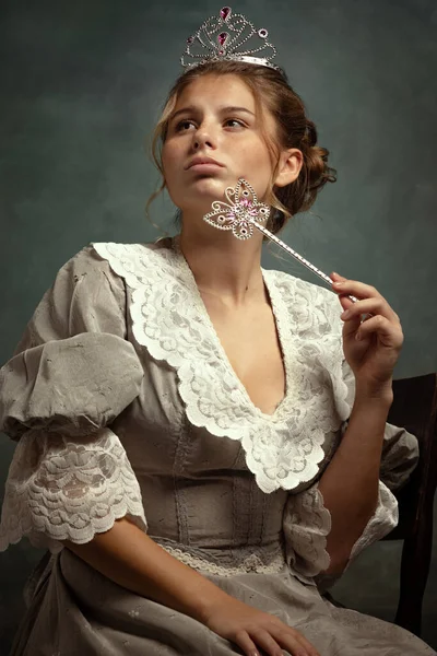Retrato de close-up de menina bonita jovem em vestido cinza de estilo medieval isolado no fundo escuro. Comparação de conceitos eras, estilo flamengo. — Fotografia de Stock