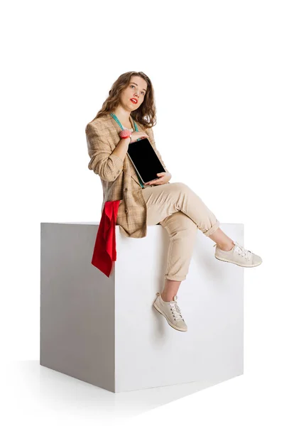 Portré álmodozó fiatal lány, varrónő ül a nagy doboz táblagép elszigetelt fehér háttér. A munka fogalma, hobbi — Stock Fotó